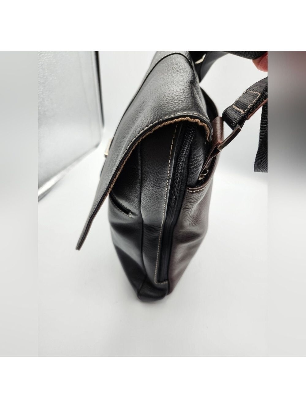Travelsmith Elegant Black Leather Messenger Bag - Picture 5 of 14